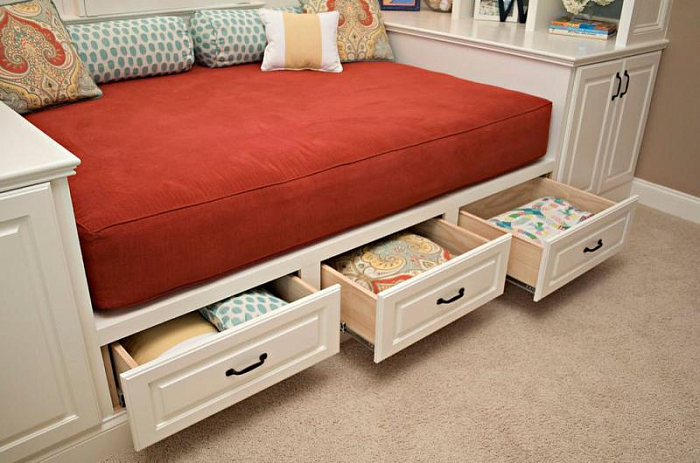 Кровать с нижними ящиками для хранения - незаменяемая мебели в маленькой квартире
